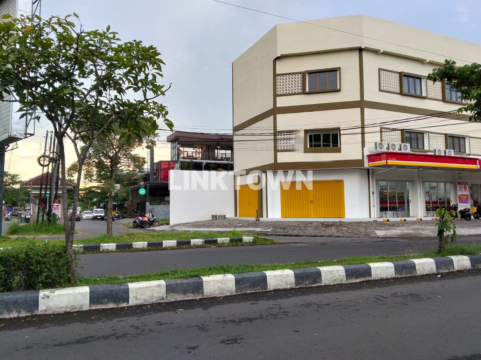 Disewakan Ruko 3 Lantai Posisi Hook di Jalan Besae Kembar Buduran Sidoarjo