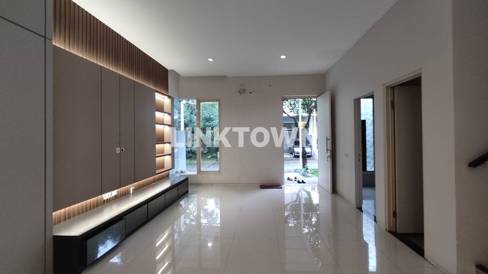 Rumah Minimalist Modern Semifurnished di Kawasan Woodland