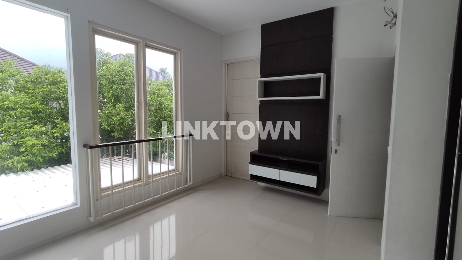 Rumah Minimalist Modern Semifurnished di Kawasan Woodland
