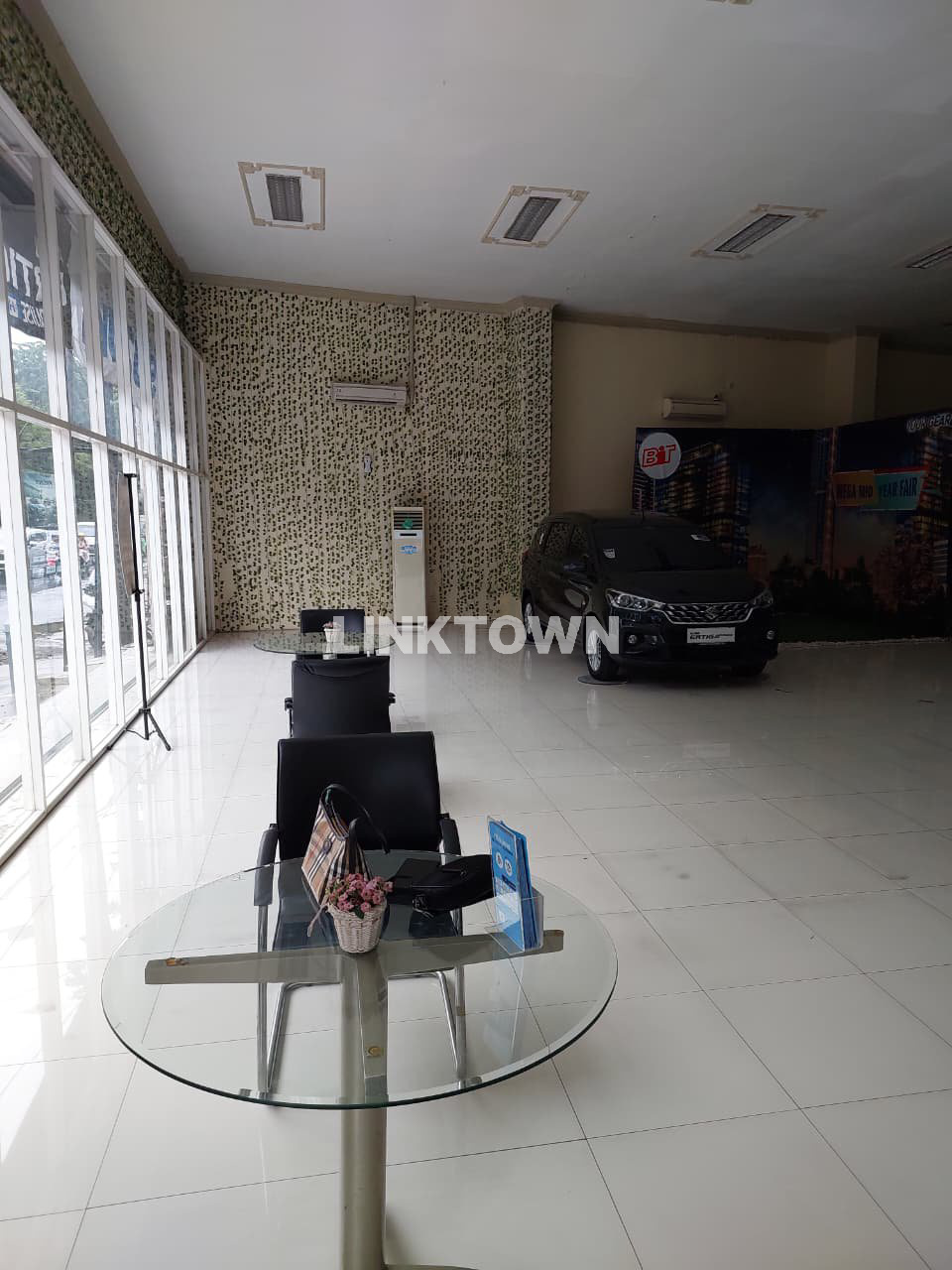 Ruang Usaha Disewakan Cocok untuk Showroom di Manyar Kertoarjo