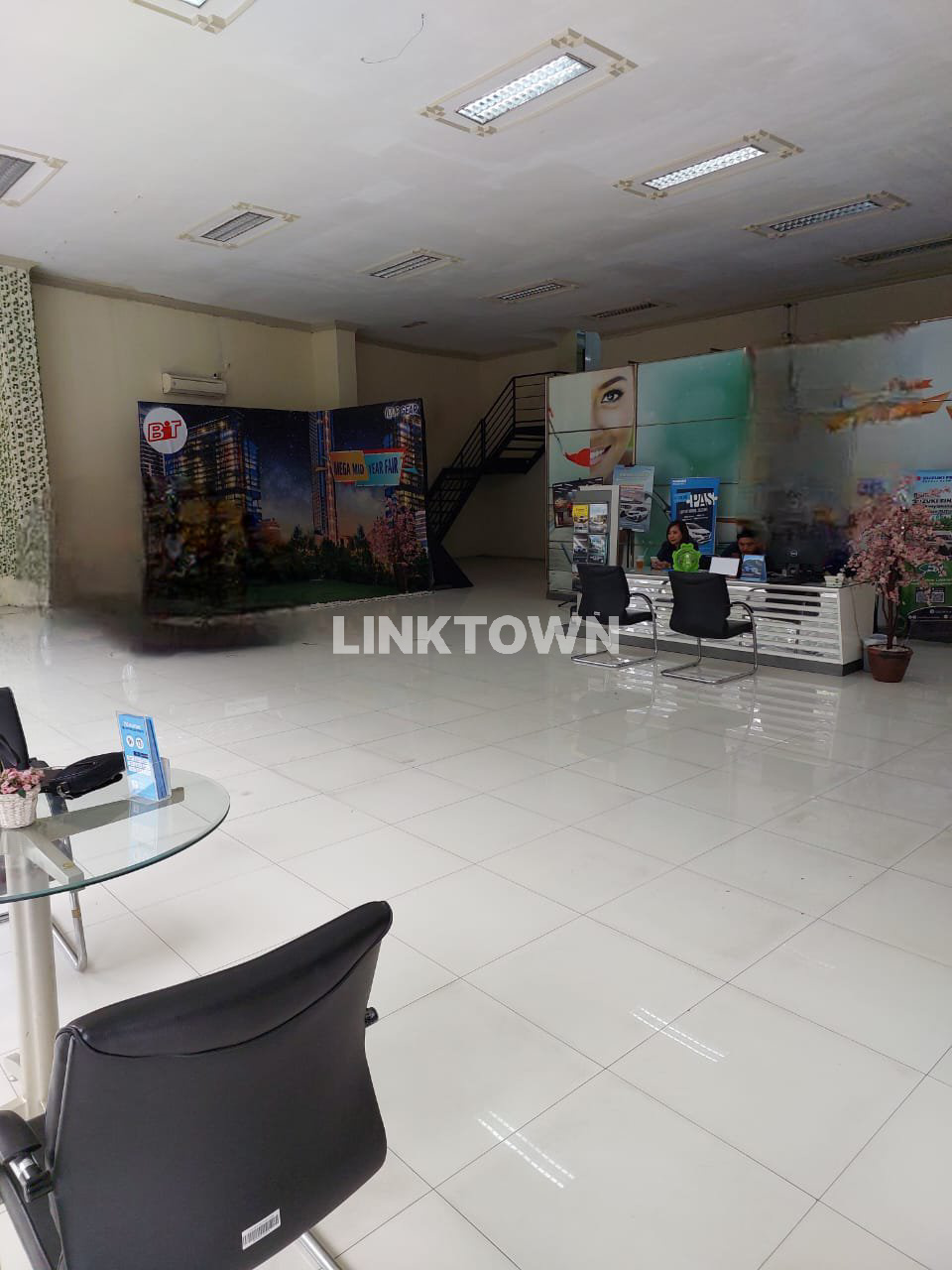 Ruang Usaha Disewakan Cocok untuk Showroom di Manyar Kertoarjo