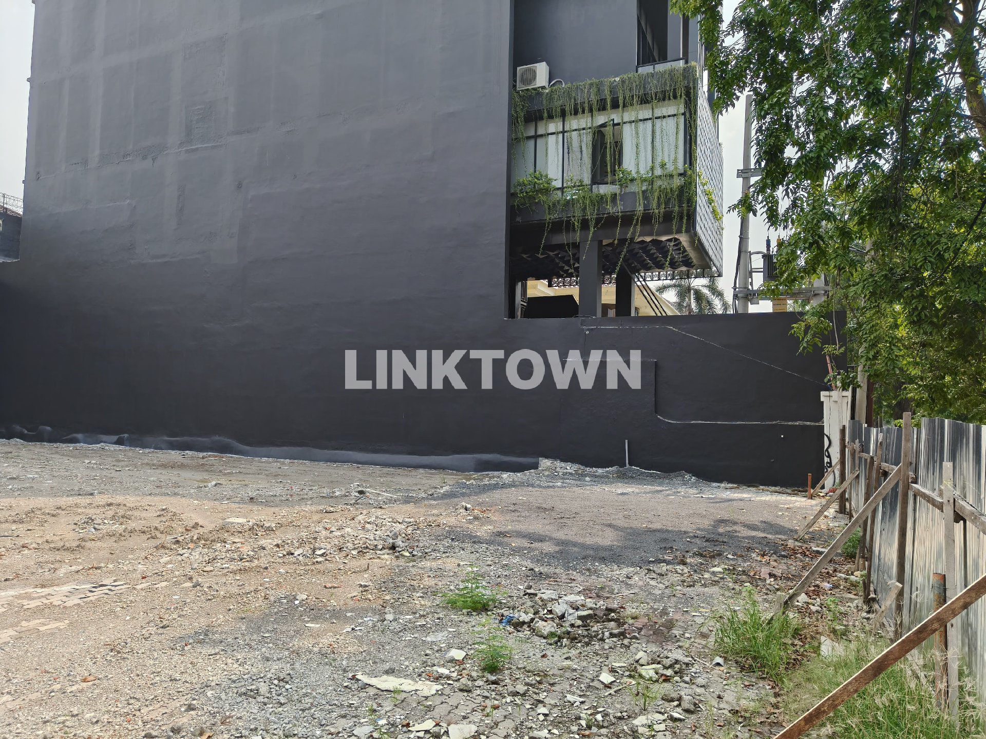 Dijual Tanah di Kawasan Komersial di Raya Dr Sutomo