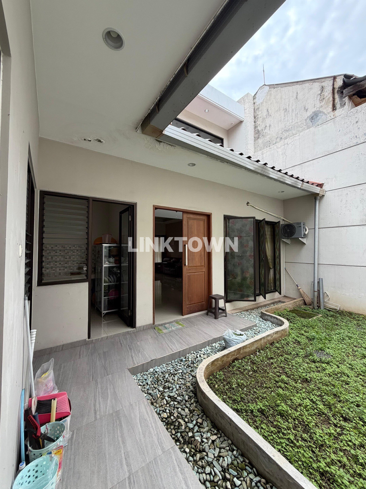 RUMAH MODERN MINIMALIS TENGAH KOTA SURABAYA BARAT