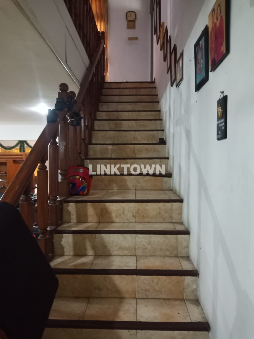 Dijual atau Disewakan Rumah 2 Lantai di Ciputat