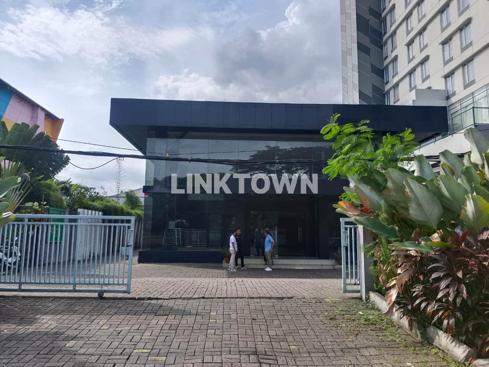 Disewakan Tanah Serta Bangunan 2 Lantai di Jakarta Selatan Disewakan Tanah Serta Bangunan 2 Lantai di Jakarta Selatan