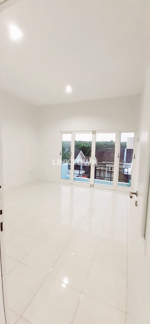 Rumah 3 Lantai Rooftop di Graha Taman Pelangi Bsb Semarang
