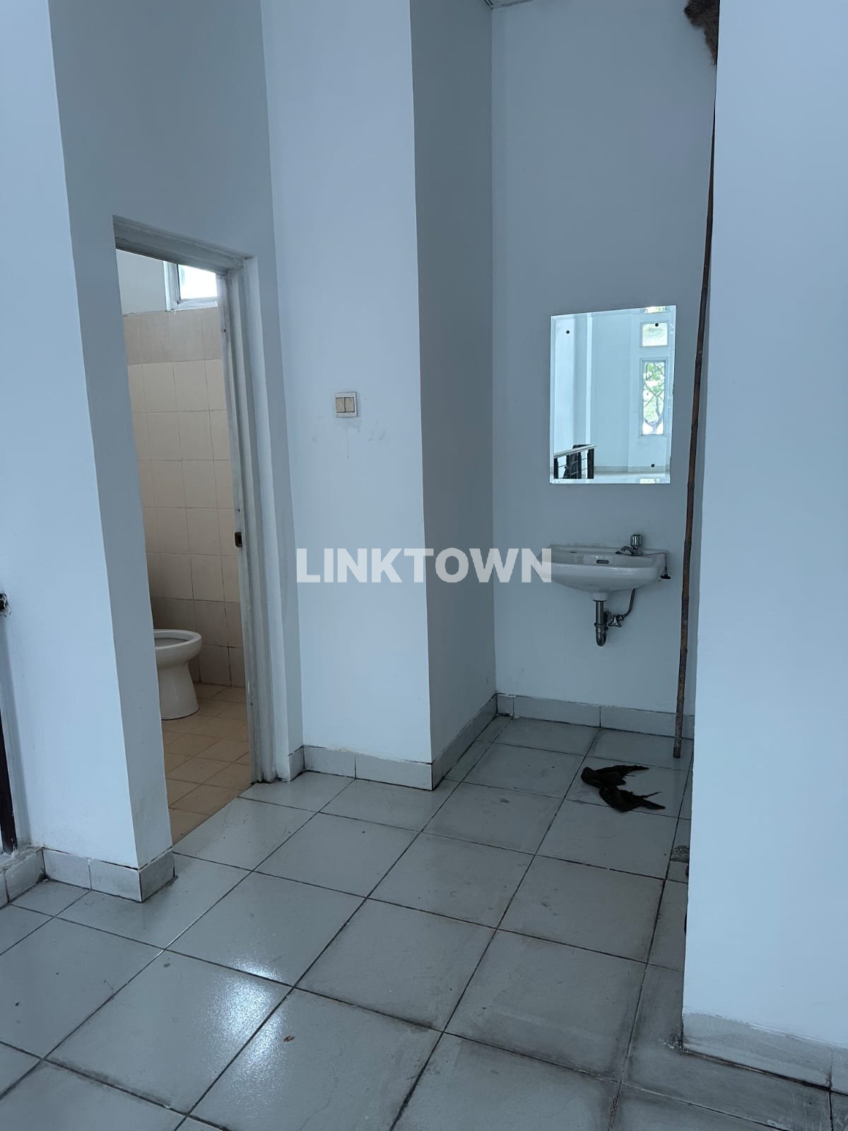 DIJUAL RUKO 3 LANTAI STRATEGIS DI BSD – HADAP JALAN RAYA