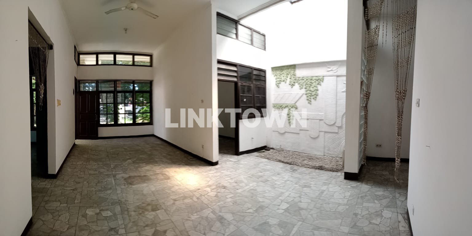 Disewakan Rumah 2 Lantai Kawasan Premium Komersial di Tenggilis Dekat Ubaya