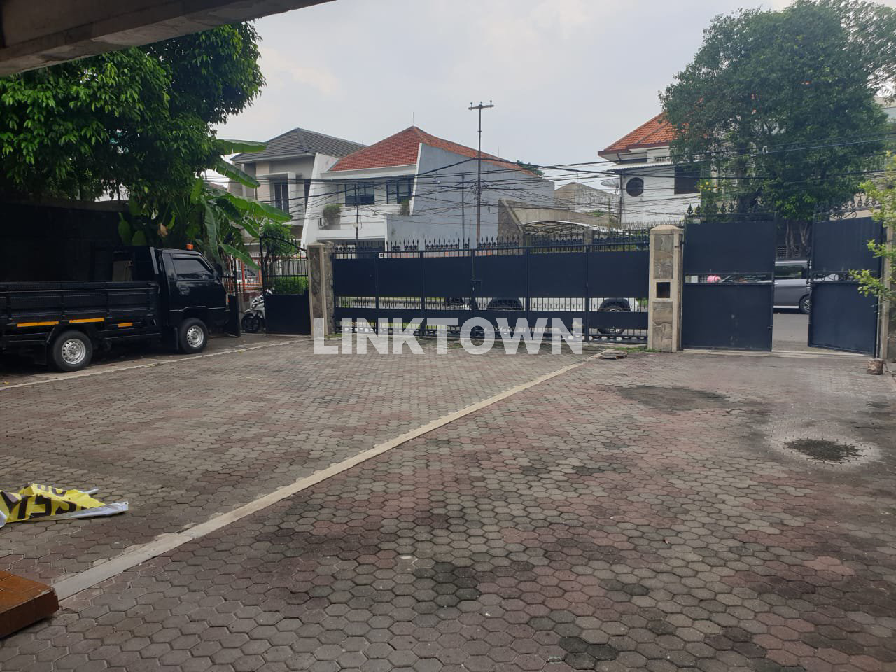 Disewakan Rumah Komersil Tengah Kota Surabaya di Jalan Imam Bonjol