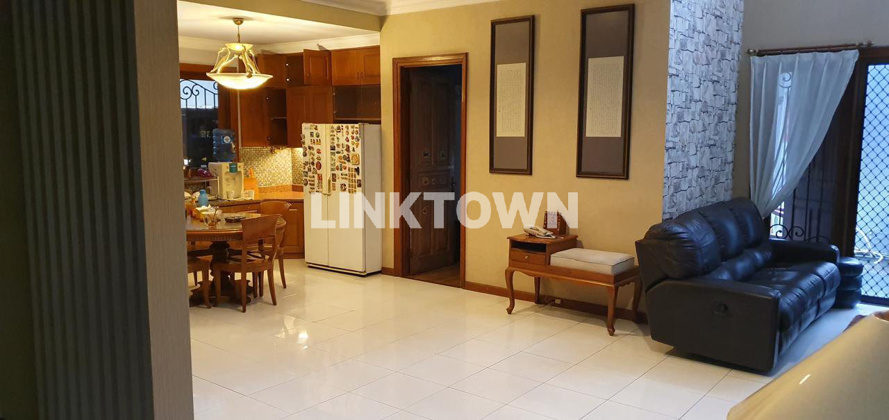 Harga Nego Miliki Rumah Kawasan Elite Surabaya Barat di Graha Famili