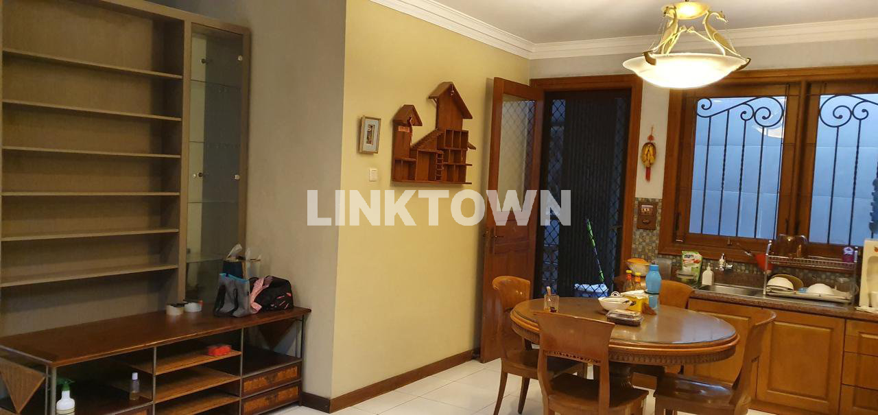 Harga Nego Miliki Rumah Kawasan Elite Surabaya Barat di Graha Famili