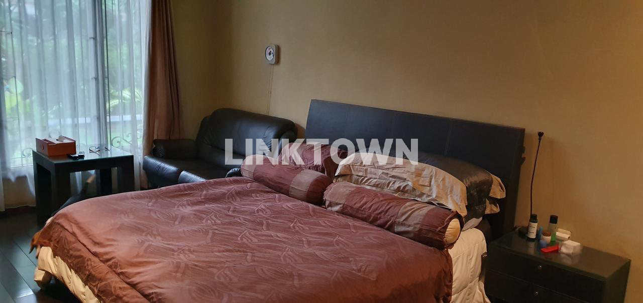Harga Nego Miliki Rumah Kawasan Elite Surabaya Barat di Graha Famili