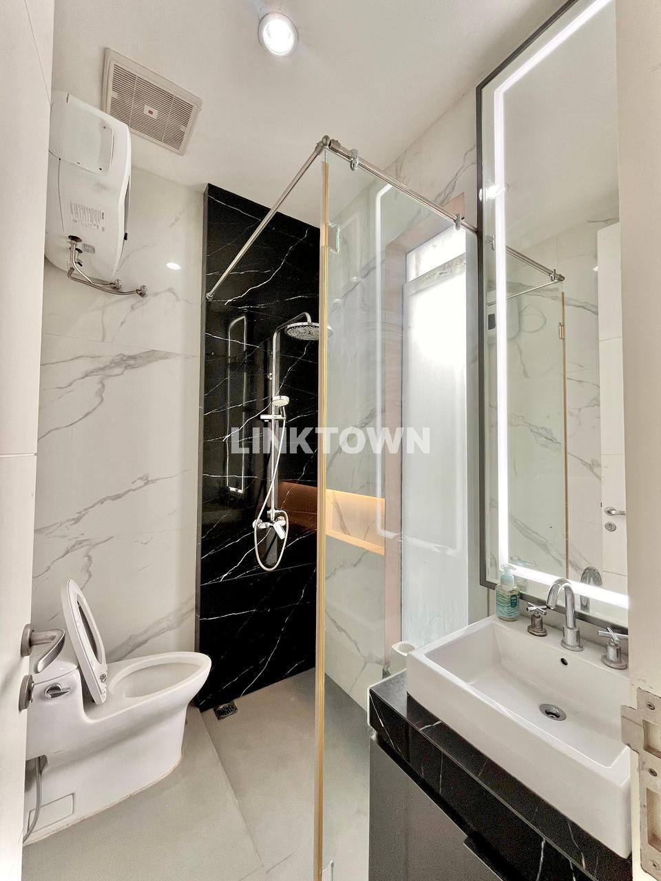 Rumah Full Furnished With Private Pool di Citraland Greenlake Surabaya