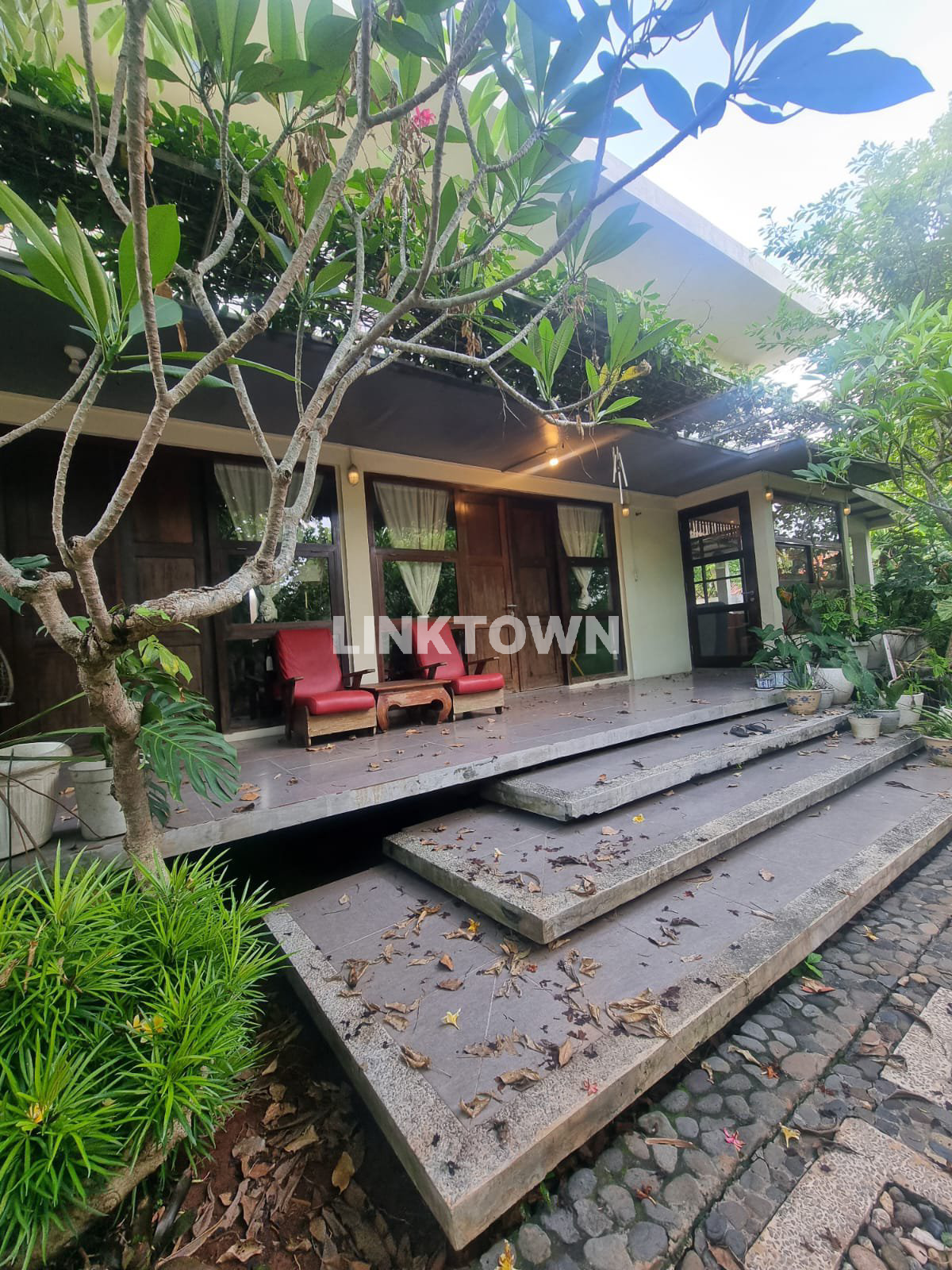 Nego Sampai Deal Rumah Cantik Ala Villa Cocok untuk Hunian dan Usaha di Bangkalan