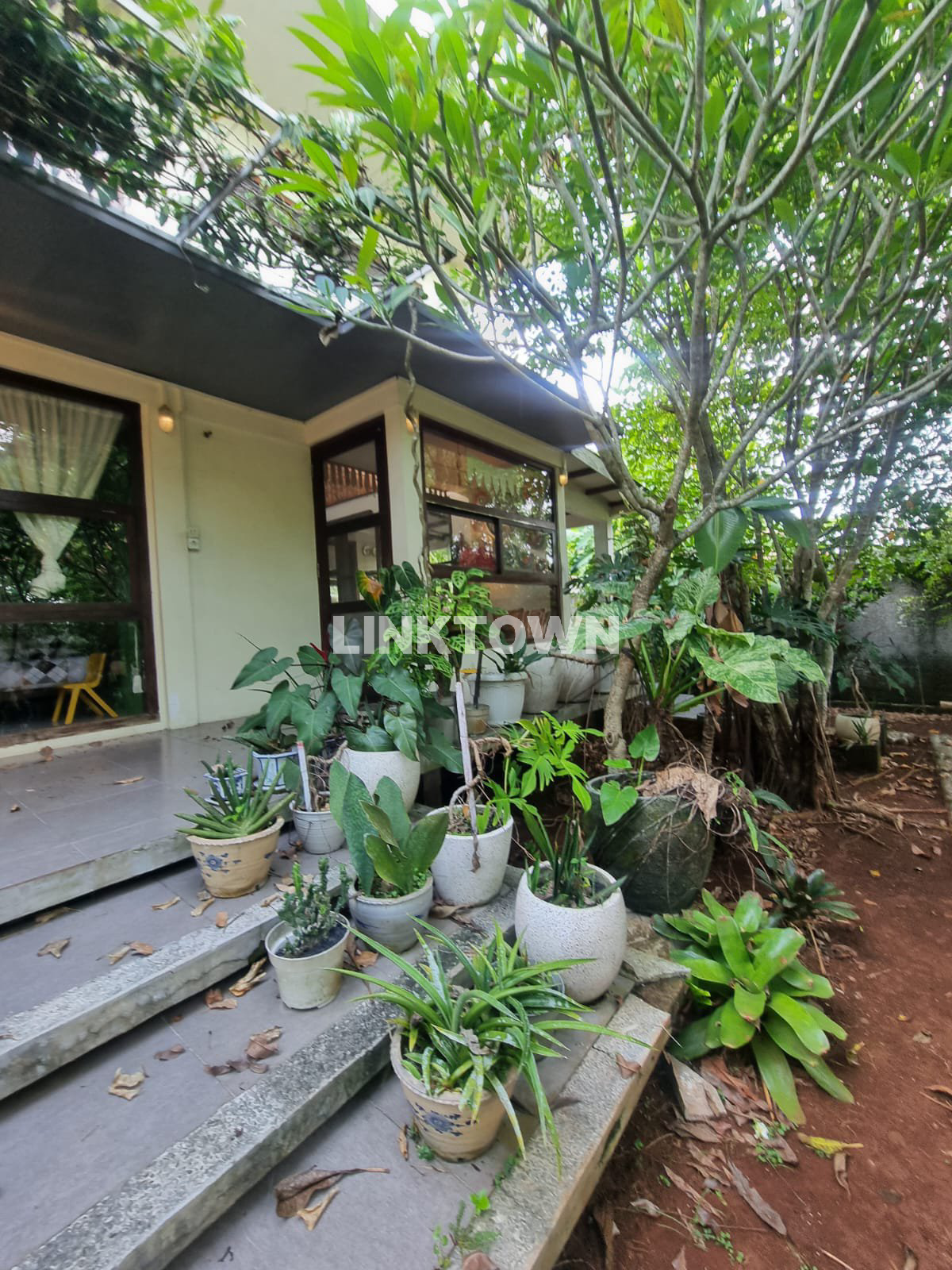 Nego Sampai Deal Rumah Cantik Ala Villa Cocok untuk Hunian dan Usaha di Bangkalan