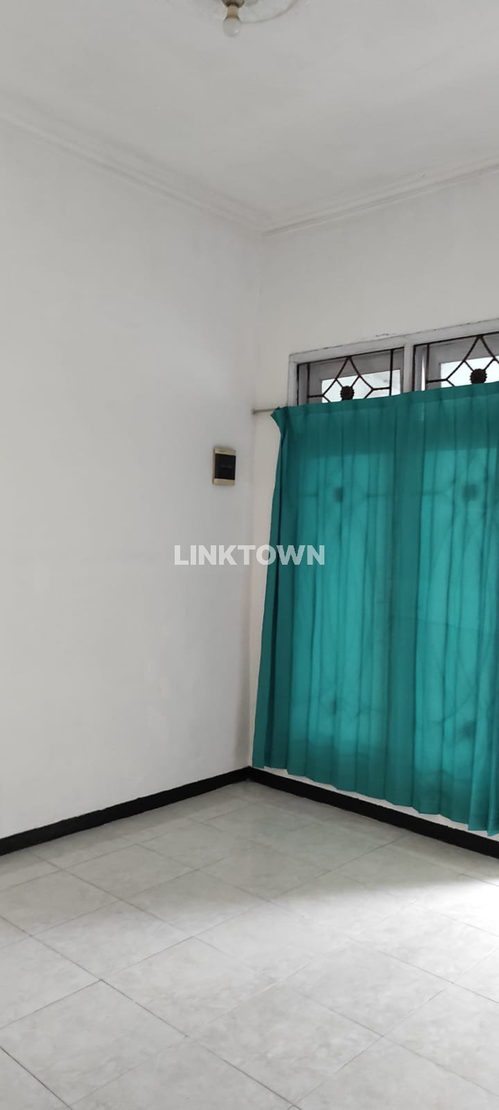 Disewakan Termurah Rumah Lokasi Strategis di Semampir Tengah Dekat Merr