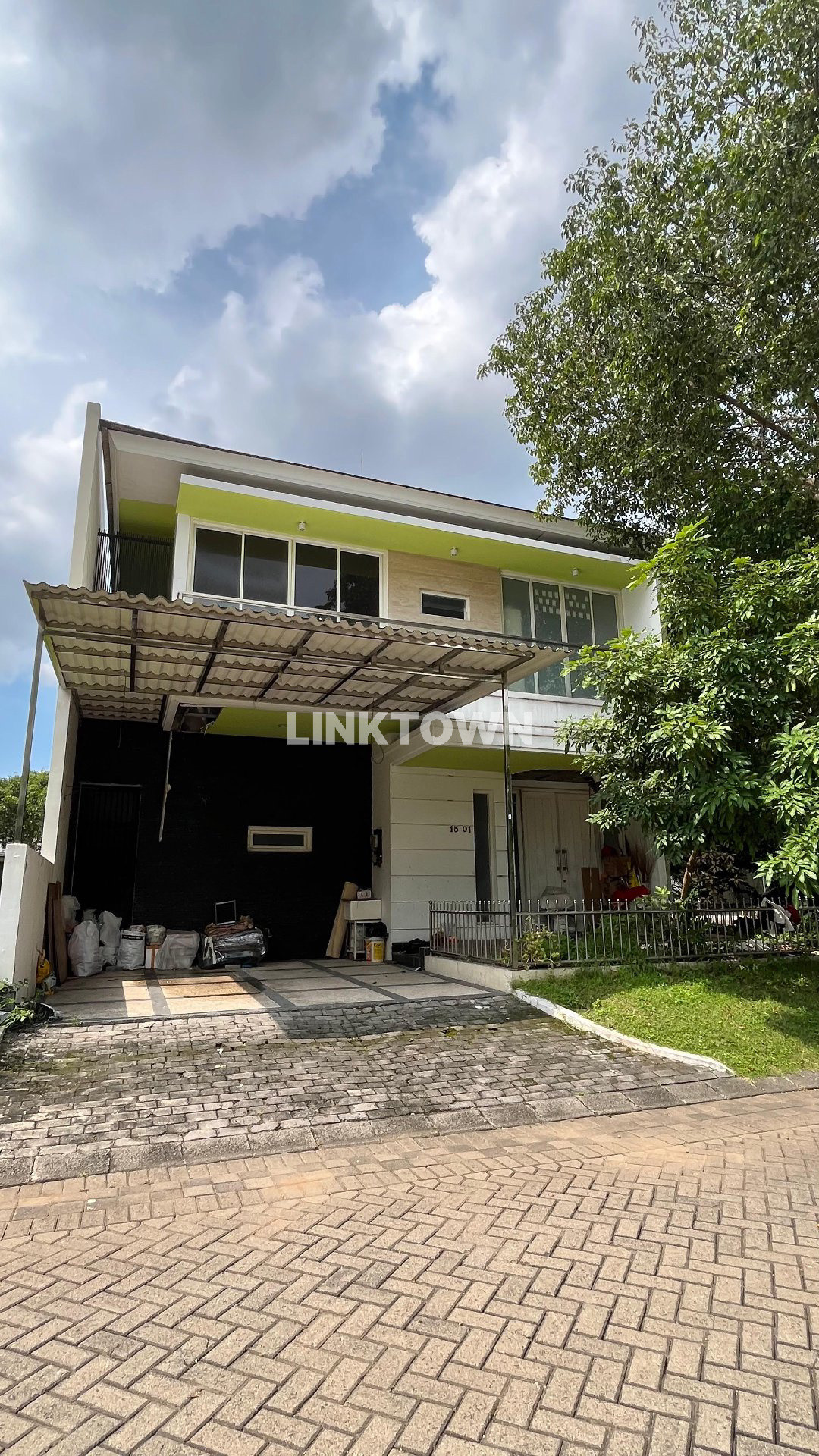 Dijual Rumah Posisi Hook Semifurnished di Perumahan Woodland Citraland Surabaya Barat