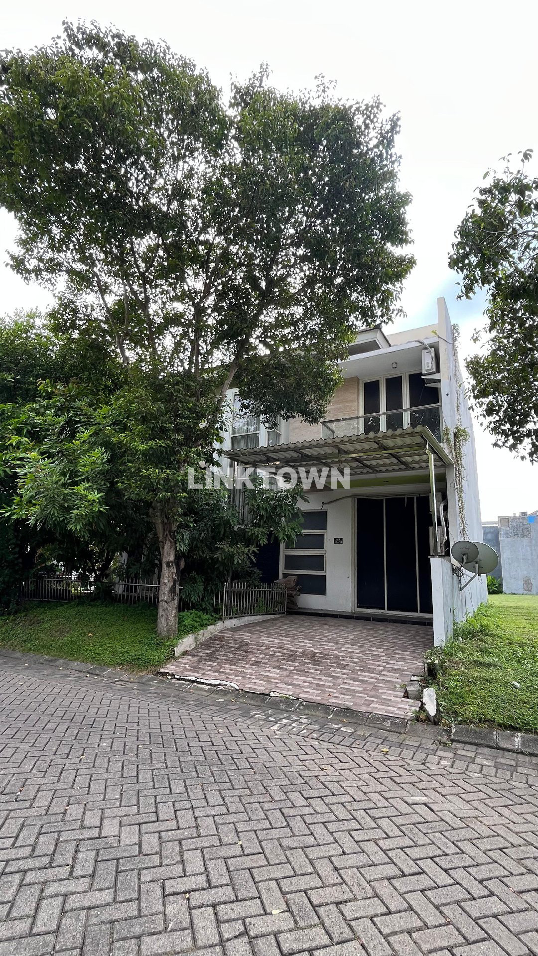 Dijual Rumah Posisi Hook Semifurnished di Perumahan Woodland Citraland Surabaya Barat