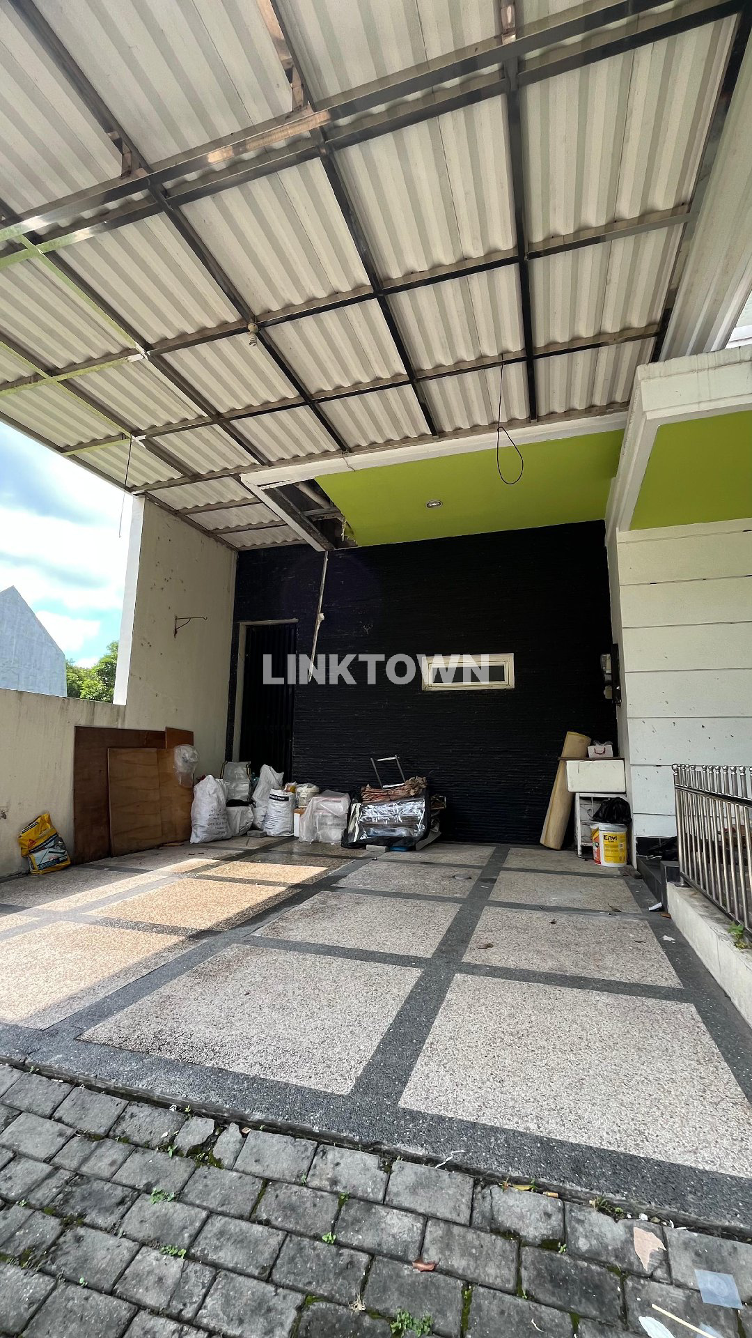 Dijual Rumah Posisi Hook Semifurnished di Perumahan Woodland Citraland Surabaya Barat