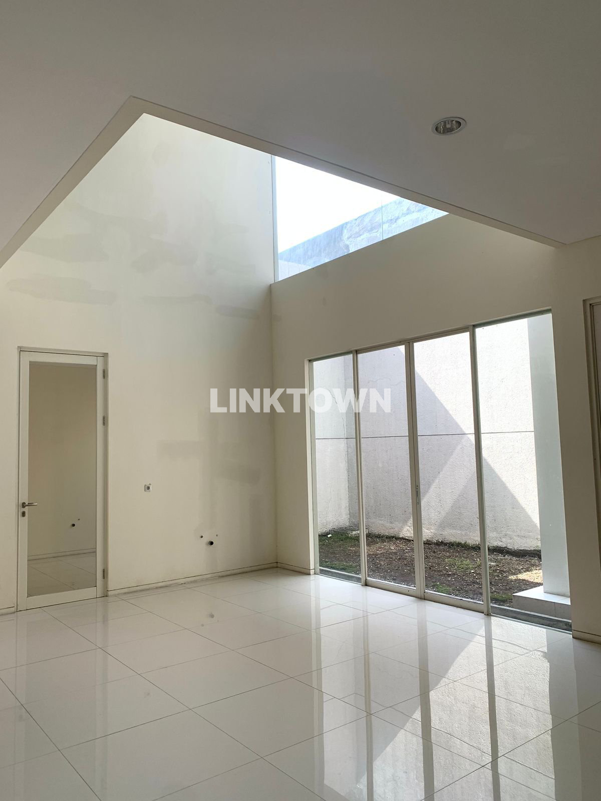 Rumah 2 Lantai Bergaya Modern di Raffles Garden Citraland Surabaya Barat