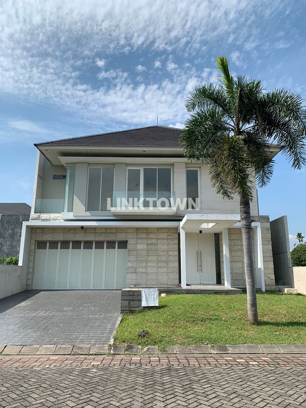 Rumah 2 Lantai Bergaya Modern di Raffles Garden Citraland Surabaya Barat Rumah 2 Lantai Bergaya Modern di Raffles Garden Citraland Surabaya Barat