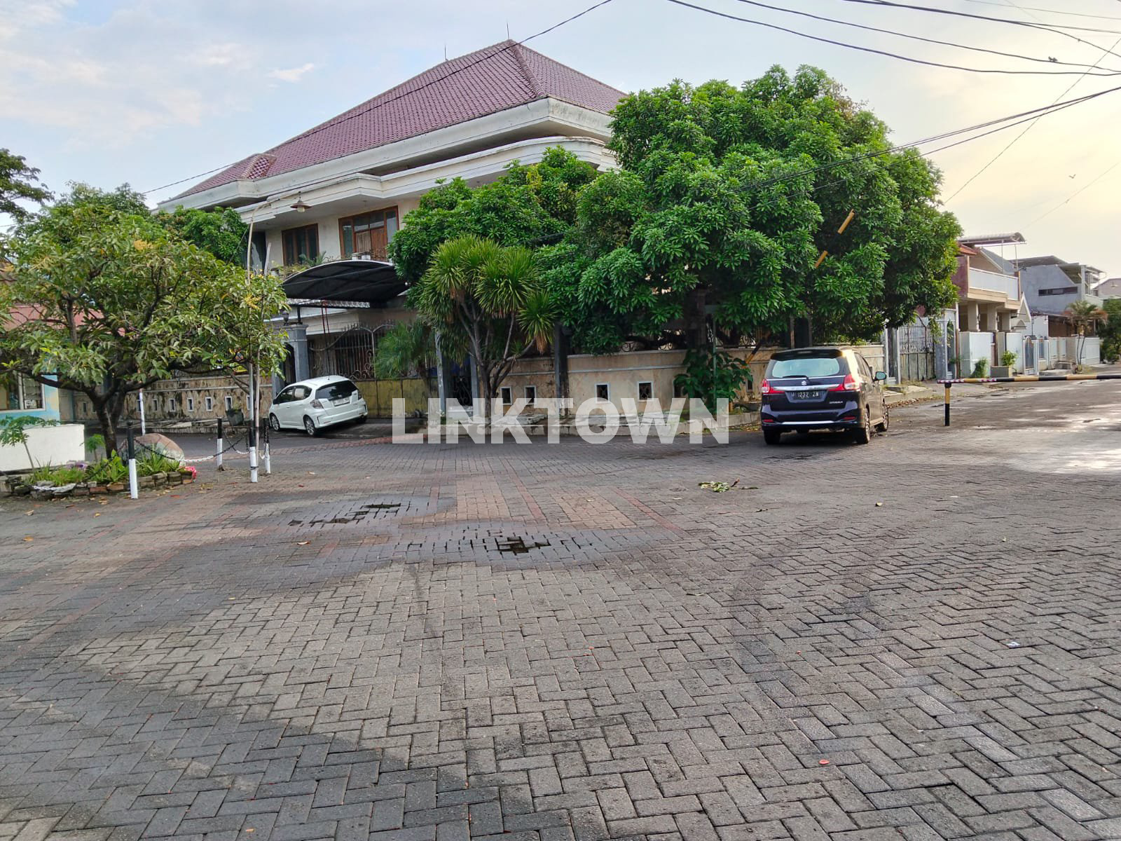 Rumah Mewah Posisi Hook 2 Lantai Dekat Akses Tol di Pondok Mutiara Sidoarjo Rumah Mewah Posisi Hook 2 Lantai Dekat Akses Tol di Pondok Mutiara Sidoarjo
