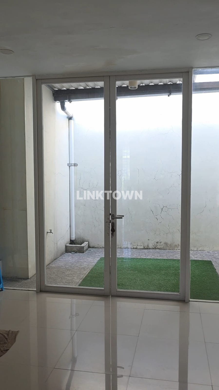 Disewakan Rumah Siap Huni 2 Lantai di Royal Residence Surabaya Barat Disewakan Rumah Siap Huni 2 Lantai di Royal Residence Surabaya Barat