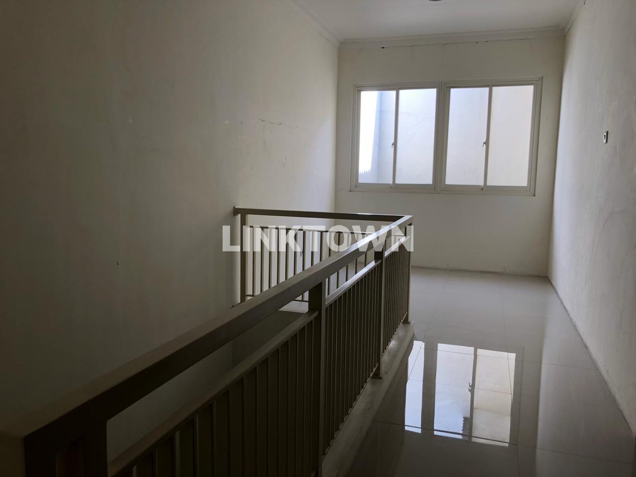 Rumah Strategis Dekat Mall Ciputra di Dukuh Kupang Surabaya