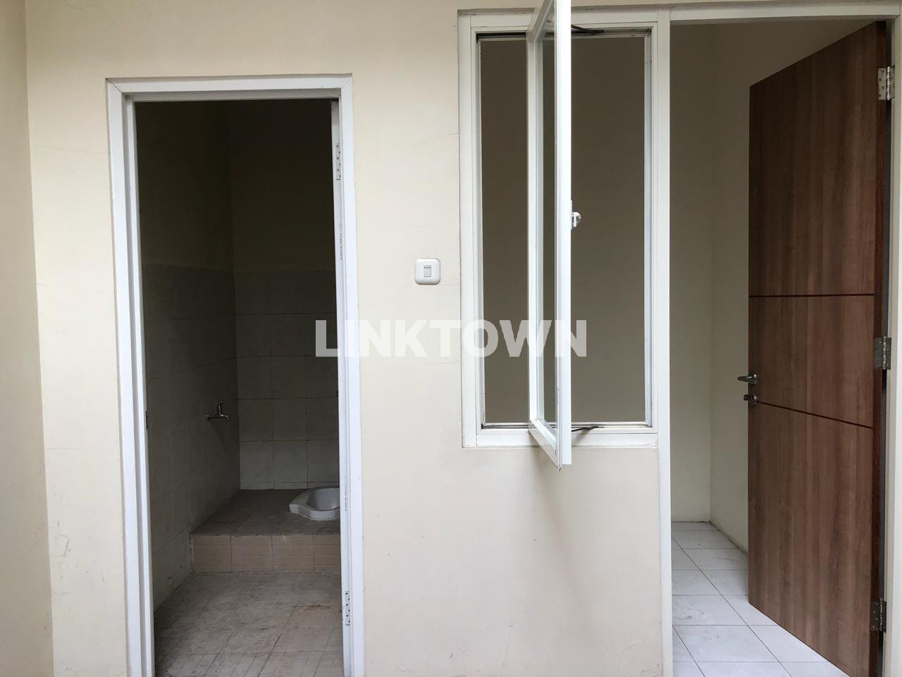 Rumah Strategis Dekat Mall Ciputra di Dukuh Kupang Surabaya