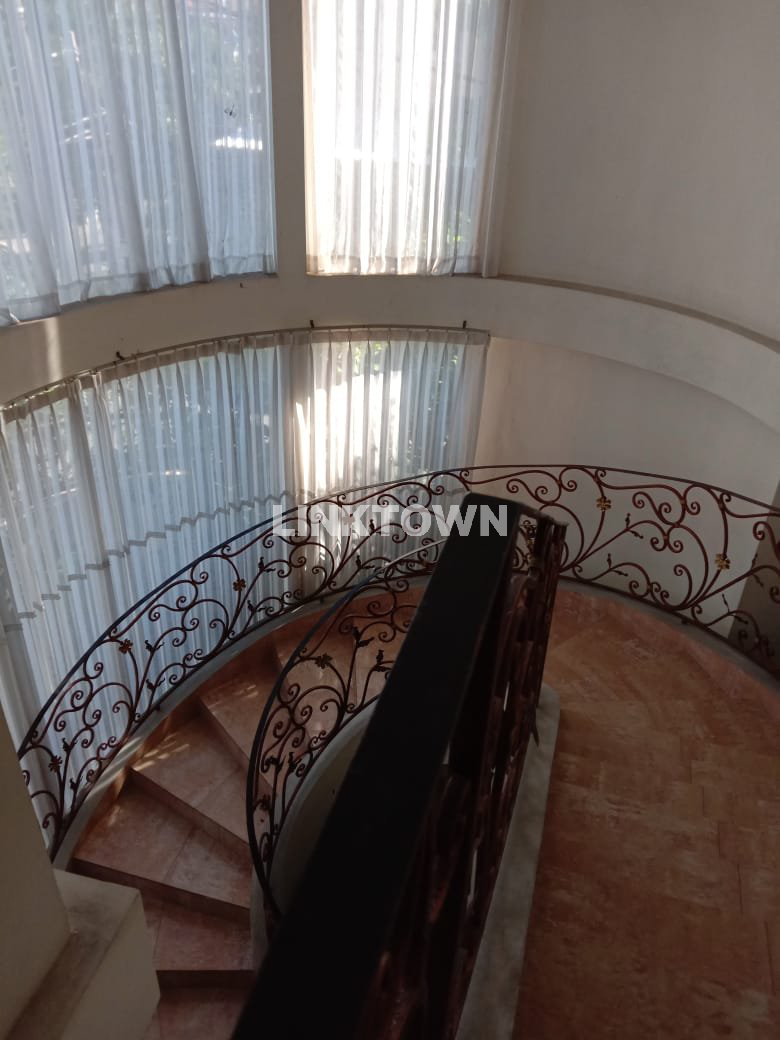 Posisi Hook Rumah Semifurnished di Kutisari Utara Dekat Kendangsari