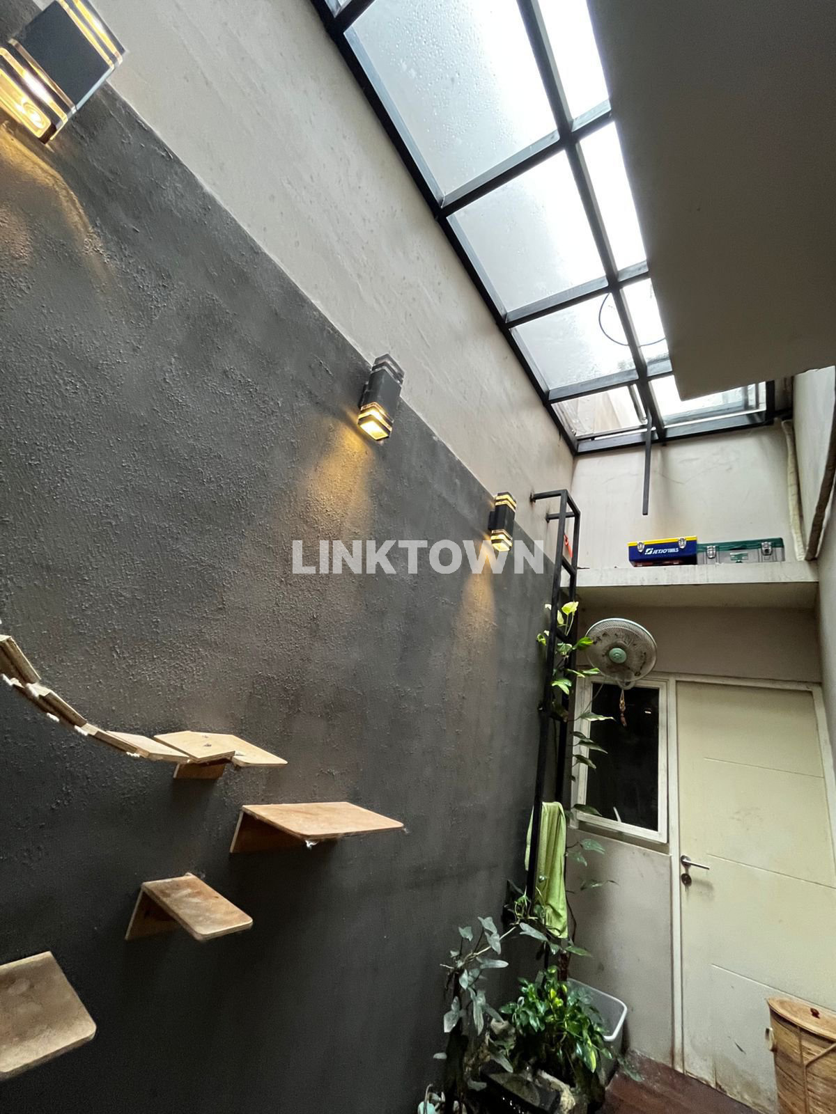 Dijual Cepat Rumah Semi Furnished di Kahuripan Park Selangkah ke Lippo Mall