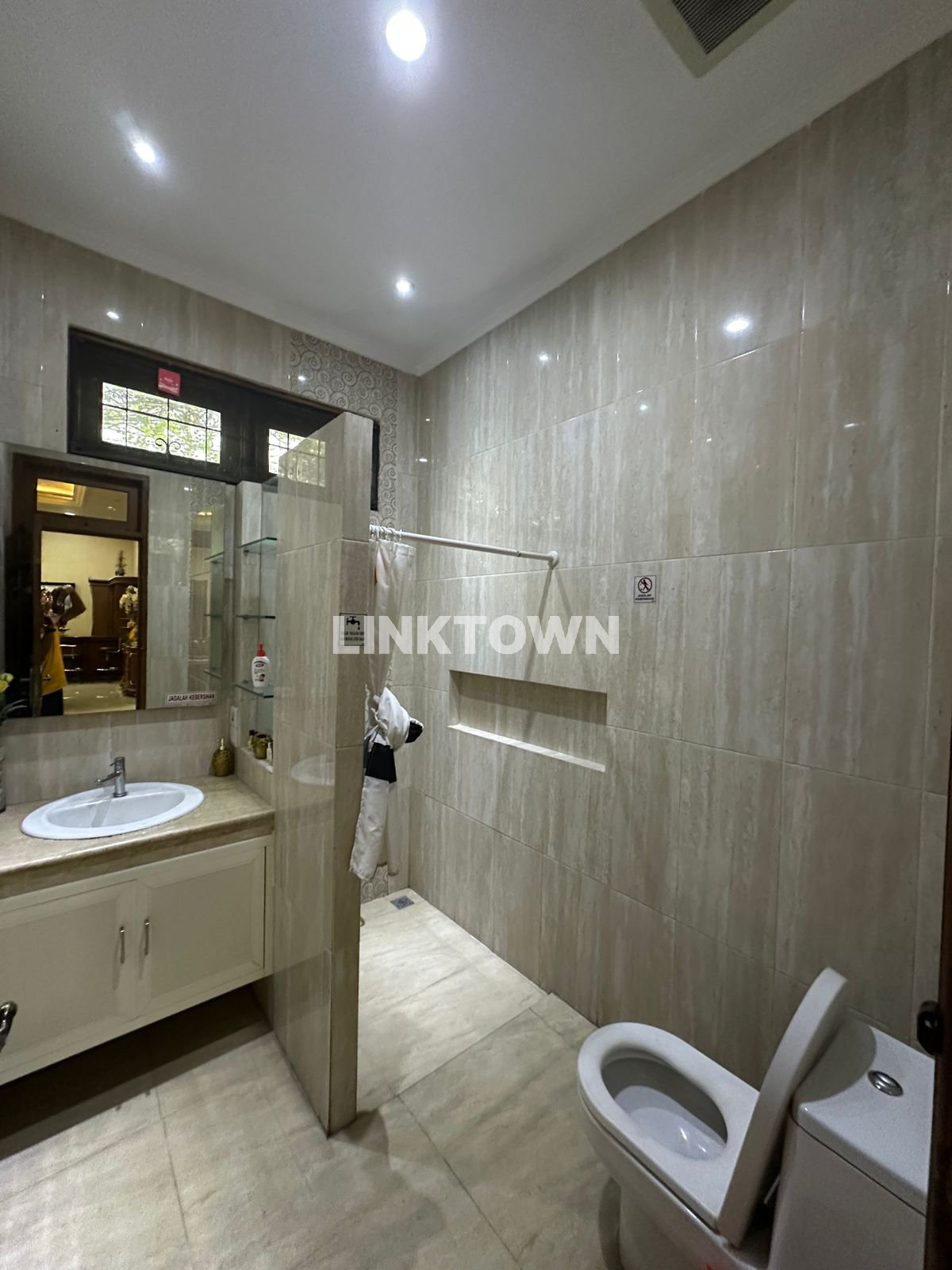Rumah Mewah Sangat Strategis Full Furnished di Gayungan Surabaya