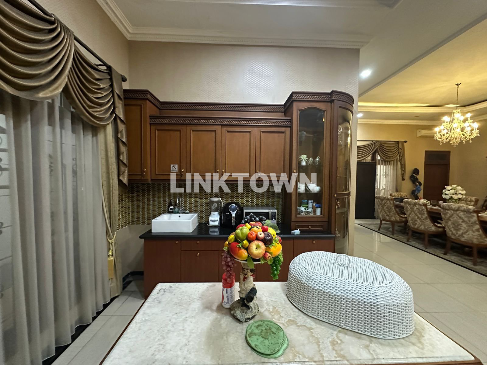 Rumah Mewah Sangat Strategis Full Furnished di Gayungan Surabaya