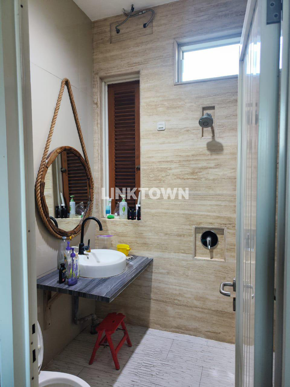 Dijual Rumah Konsep Villa Semufurnished di Jambangan Surabaya