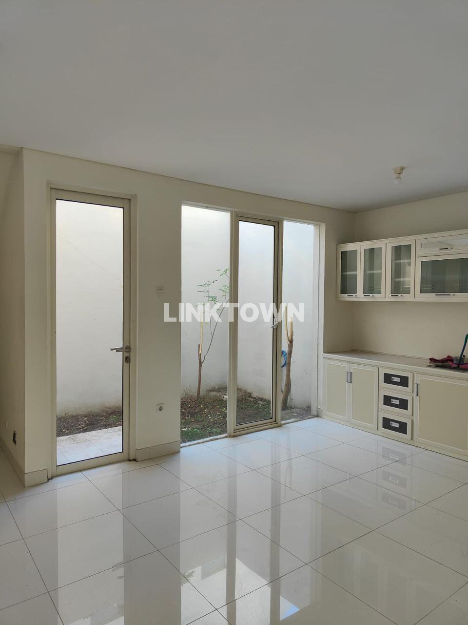 Disewakan Semifurnished Rumah di Kawasan Elite Grand Pakuwon