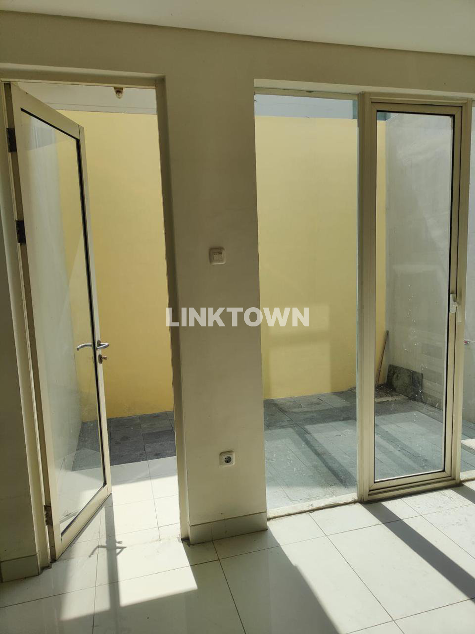 Disewakan Semifurnished Rumah di Kawasan Elite Grand Pakuwon