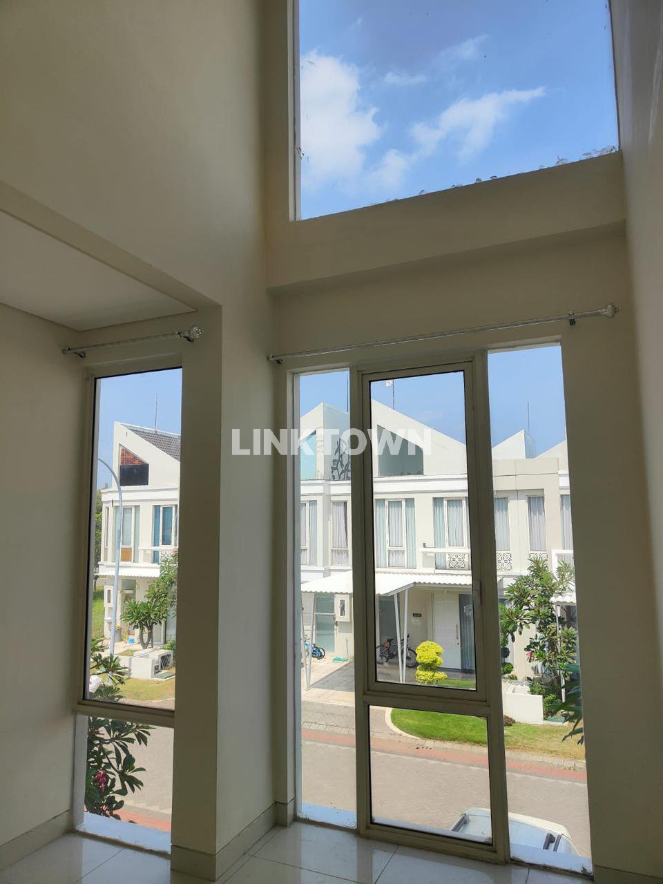 Disewakan Semifurnished Rumah di Kawasan Elite Grand Pakuwon Disewakan Semifurnished Rumah di Kawasan Elite Grand Pakuwon