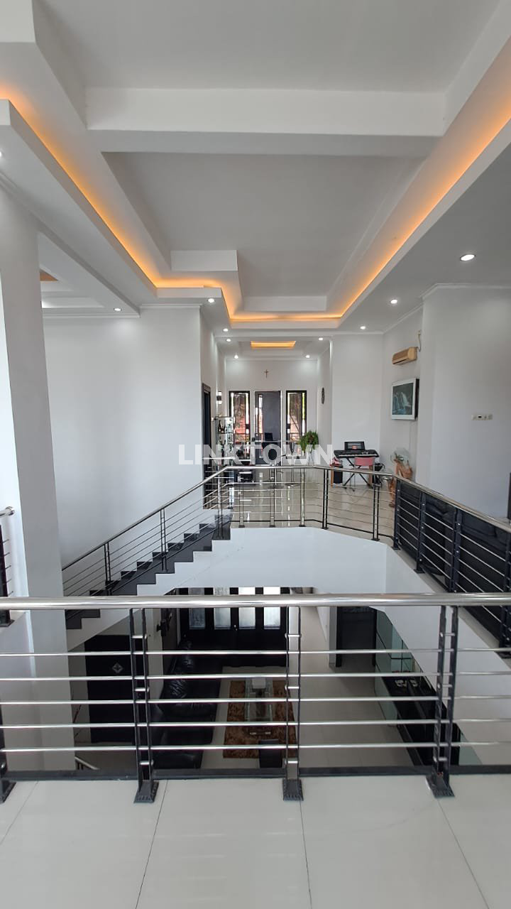 Full Furnish dan Full Dekor Rumah 2 Lantai Nego di Kertajaya Indah Surabaya