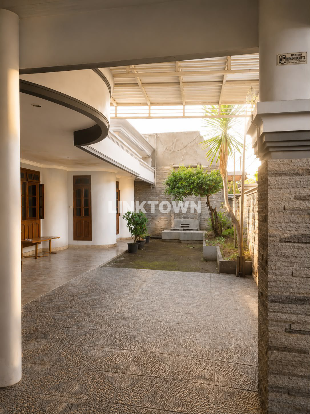 Miliki Hunian Bergaya Modern Semifurnish di Satelit Indah Surabaya Barat