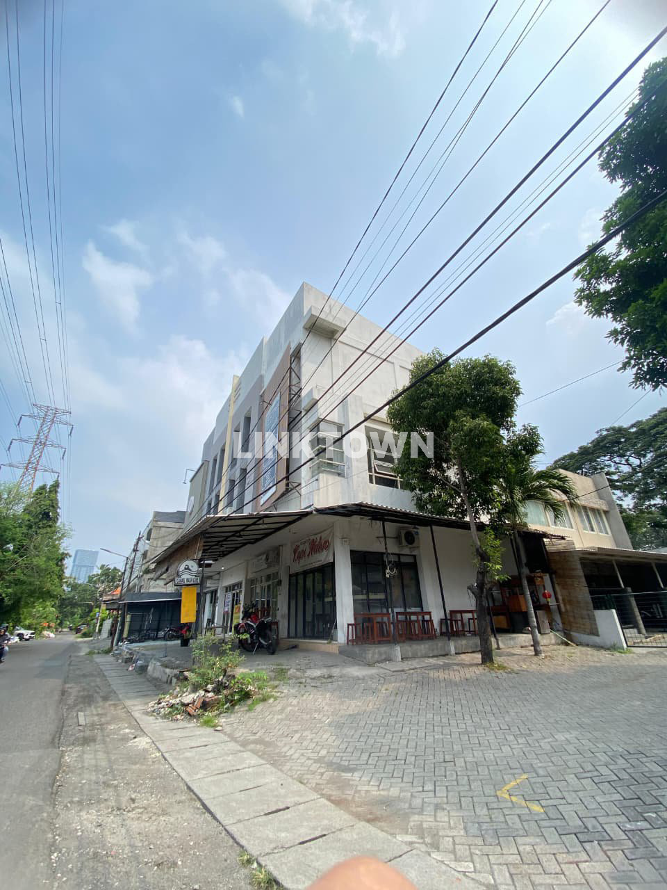Disewakan Ruko 3 Lantai Strategis di Dukuh Kupang Surabaya Barat