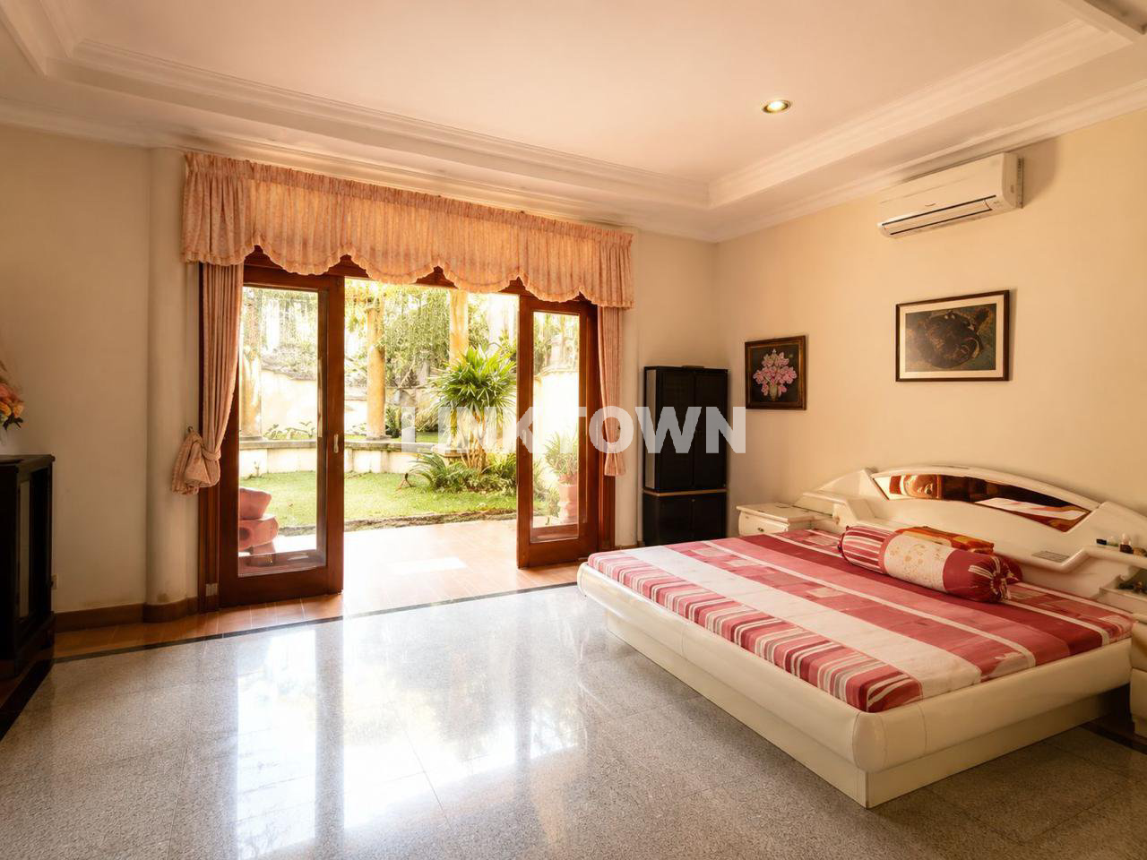 Hunian Mewah Full Granit dan Kayu Jati Semifurnished Nego di Darmo Harapan Regency Site