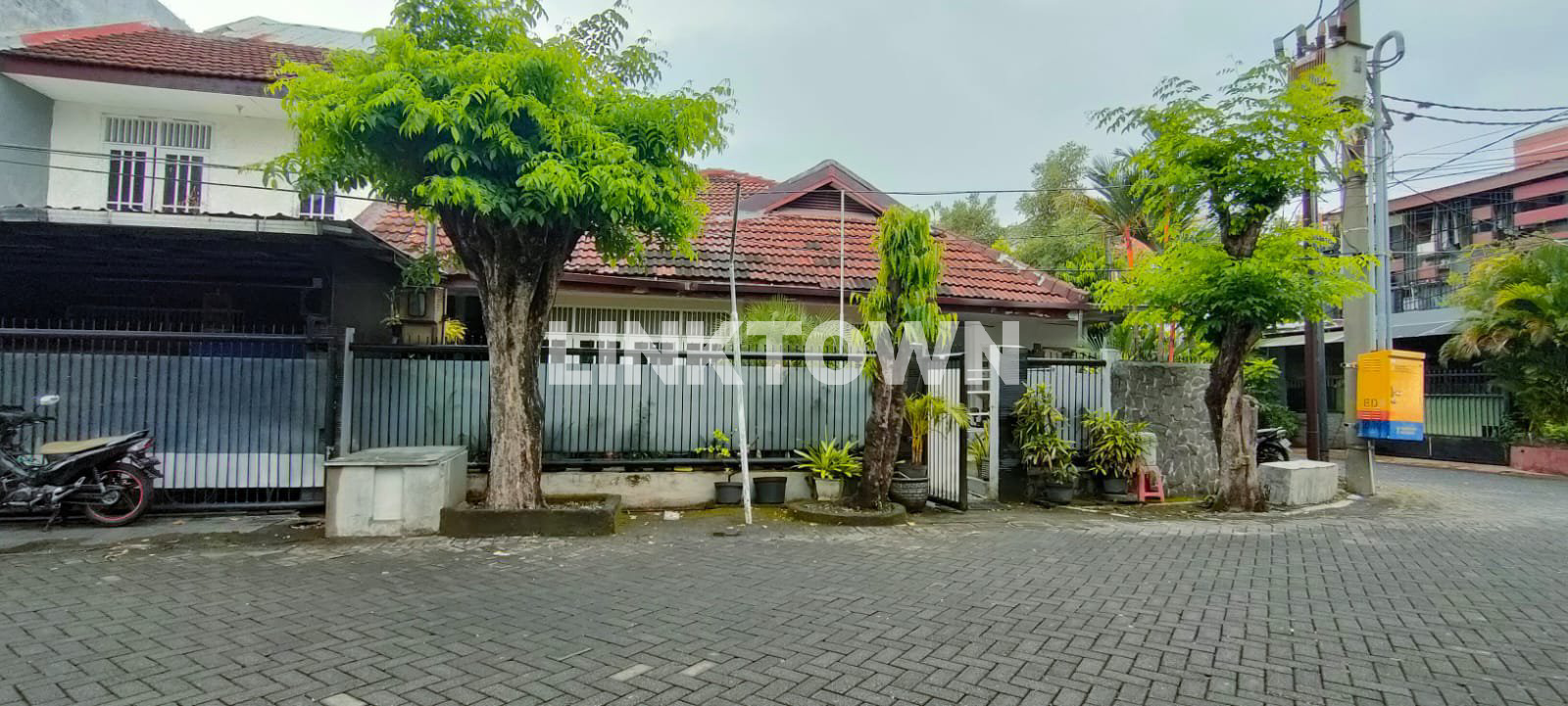 Under Market Rumah Posisi Hook di Kawasan Manyar Jaya Surabaya Timur