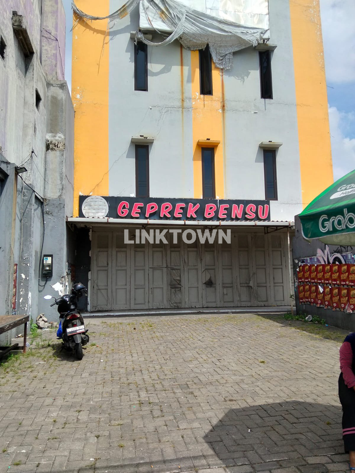 Disewakan Ruko 3 Lantai Siap Pakai di Gedangan Sidoarjo Disewakan Ruko 3 Lantai Siap Pakai di Gedangan Sidoarjo