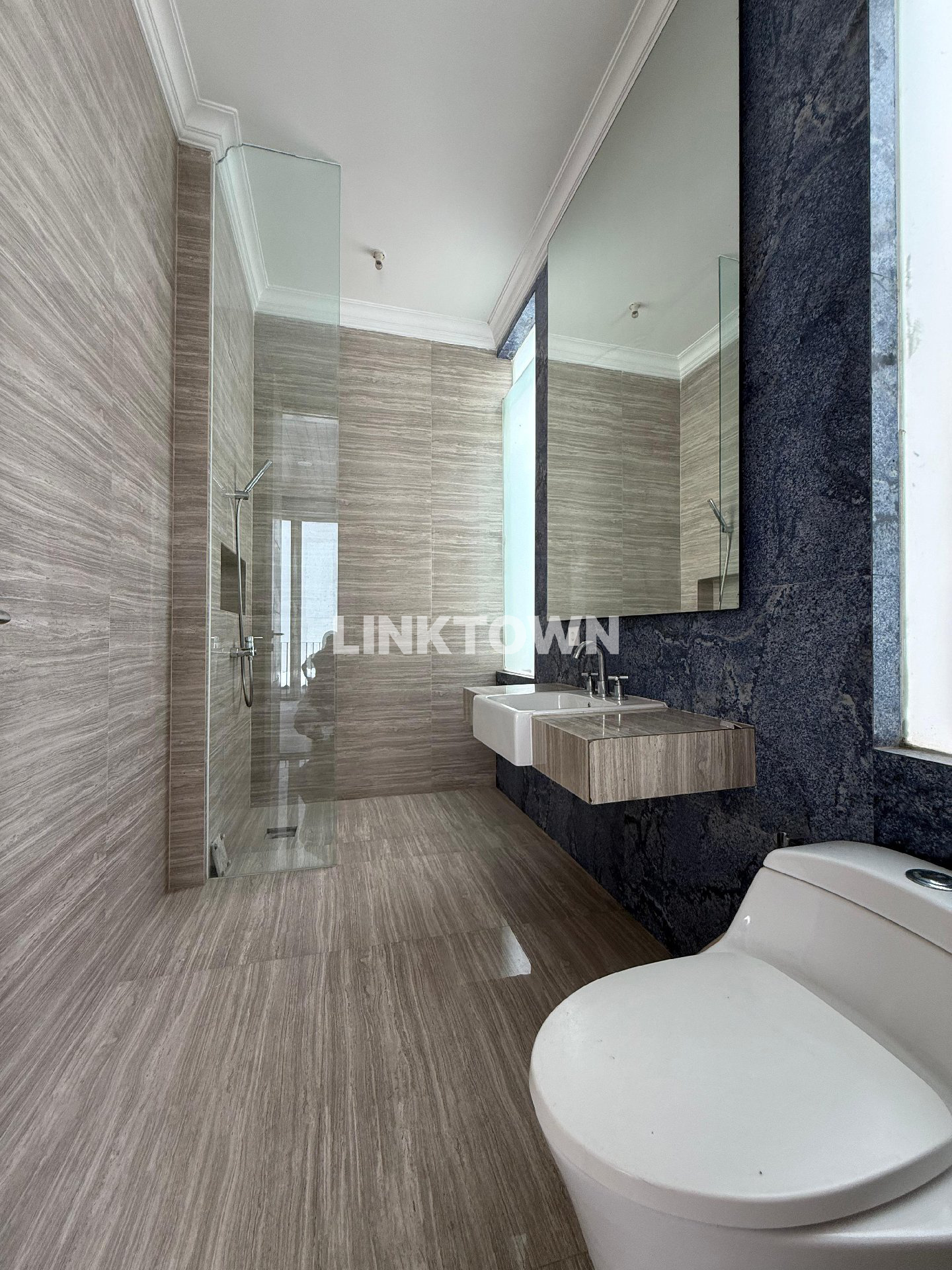 Full Furnish Siap Huni Rumah 3 Lantai di Pakuwon Indah