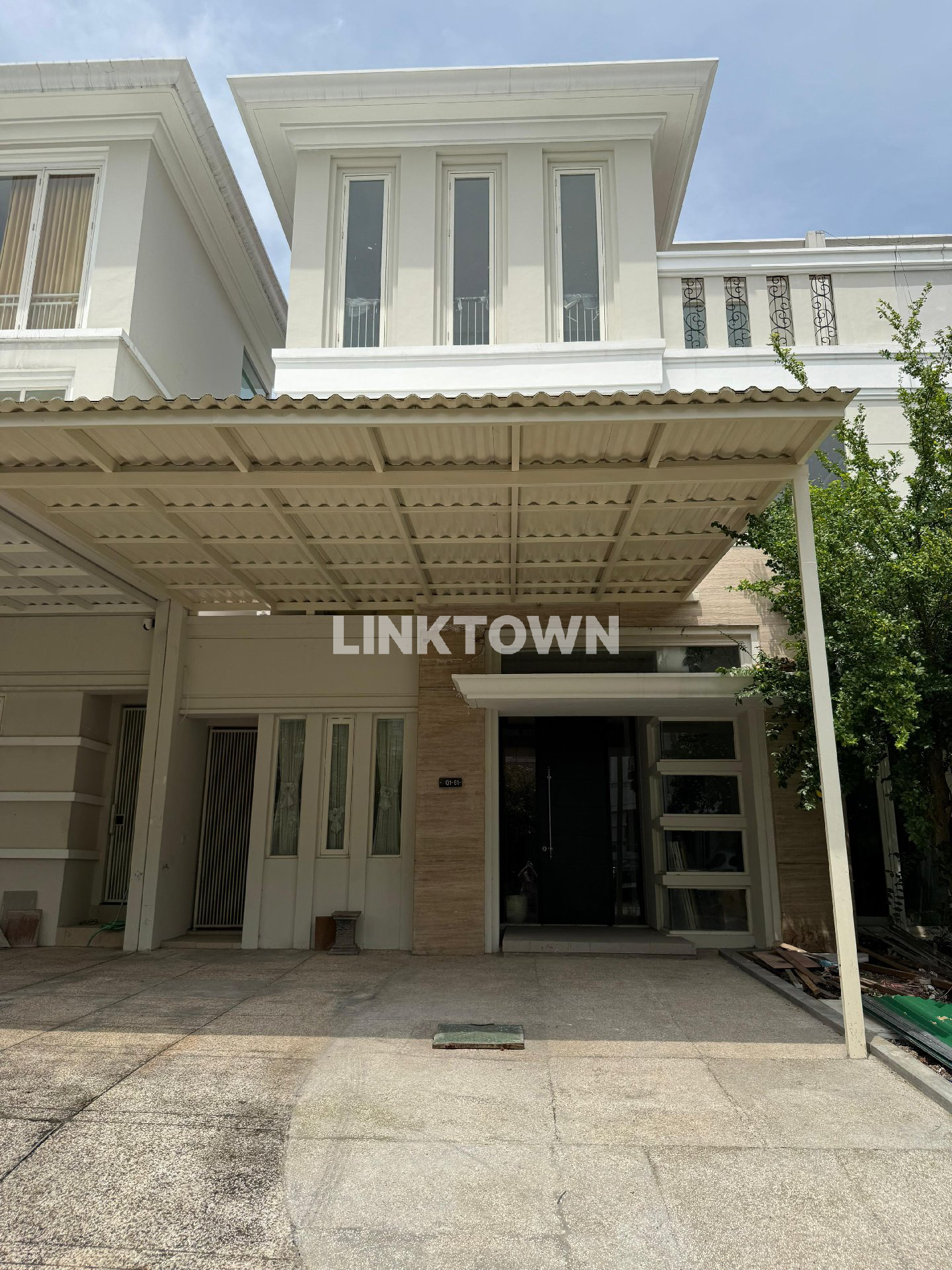 Full Furnish Siap Huni Rumah 3 Lantai di Pakuwon Indah Full Furnish Siap Huni Rumah 3 Lantai di Pakuwon Indah