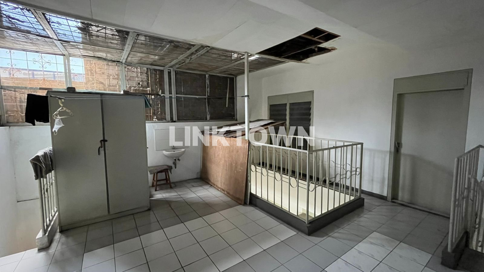 Termurah dan Nego Rumah 2 Lantai di Manyar Jaya Surabaya Timur