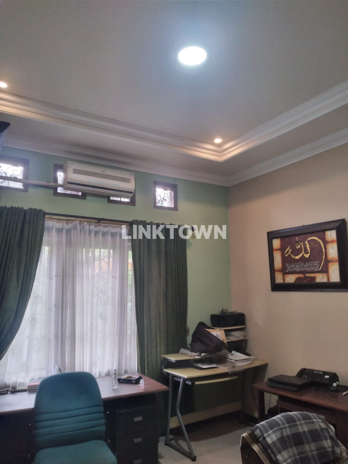 Rumah Dengan Halaman Luas di Depok