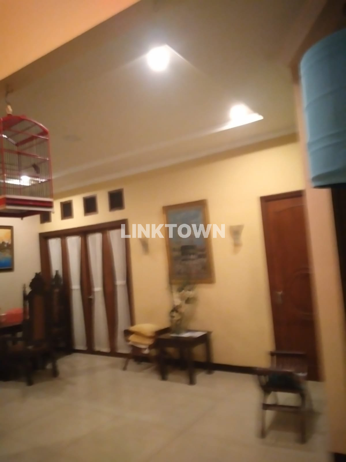 Rumah Dengan Halaman Luas di Depok