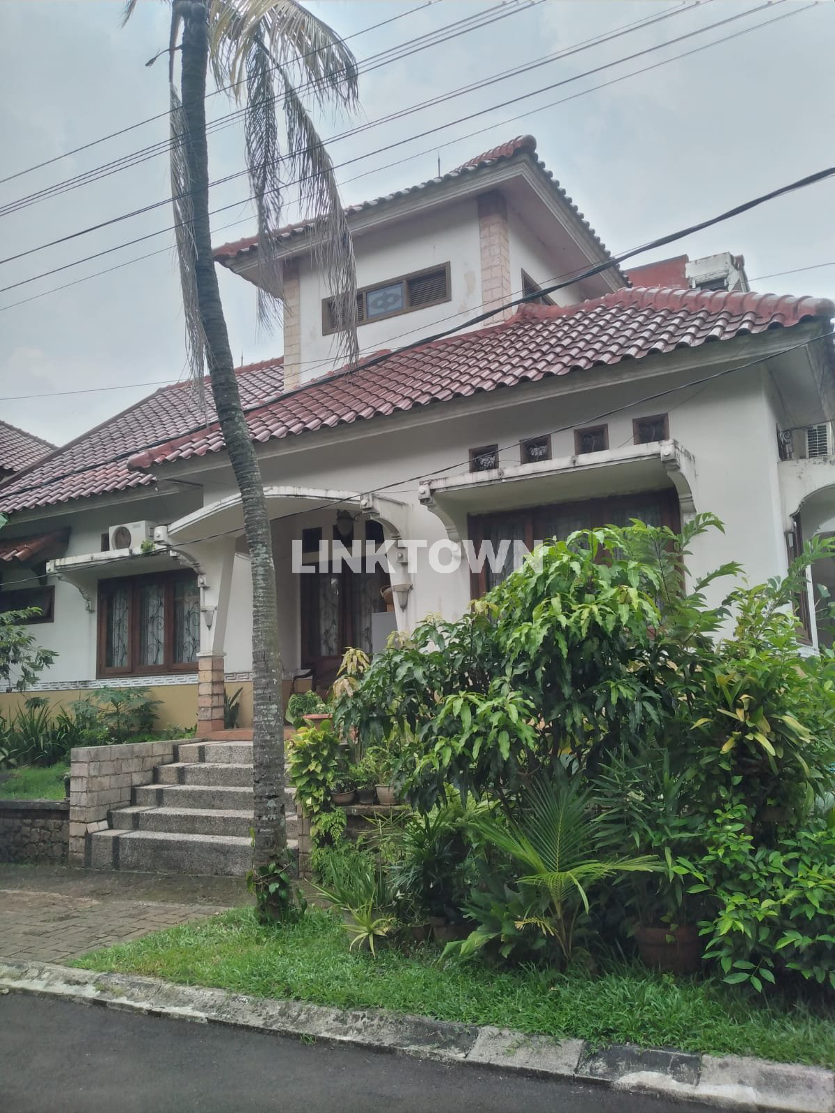 Rumah Dengan Halaman Luas di Depok Rumah Dengan Halaman Luas di Depok