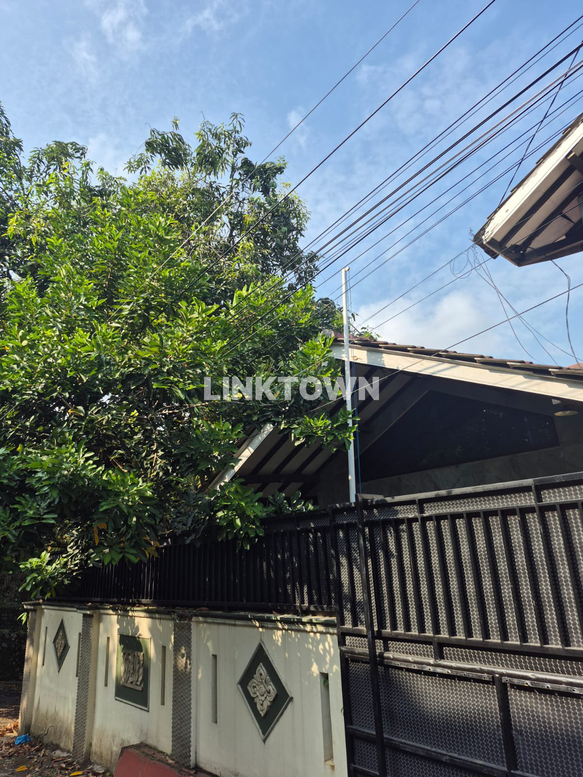Semifurnish Siap Huni Rumah 2.5 Lantai di Bukit Kumala Semarang